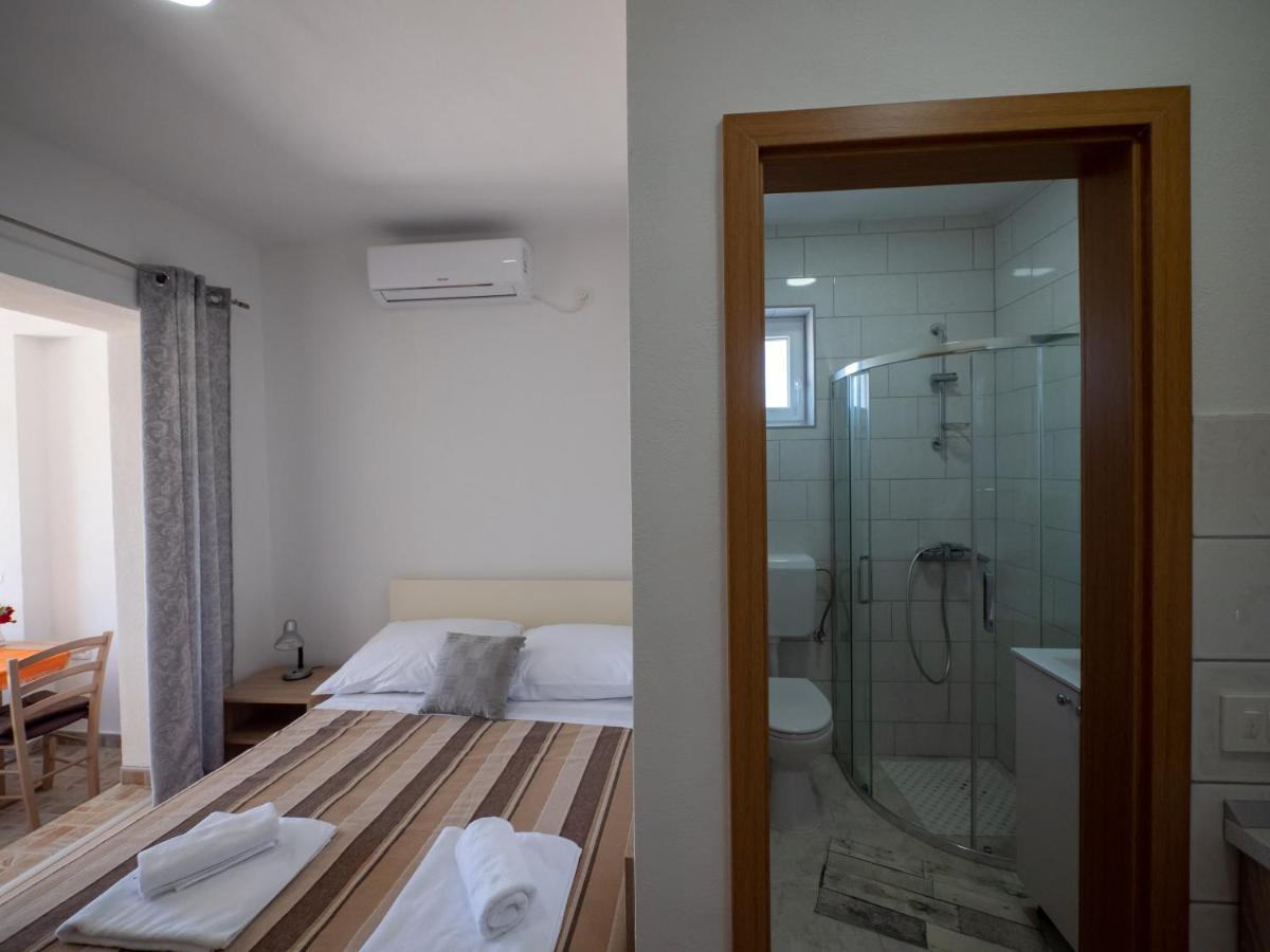 Apartments Tri Mora Ražanac 外观 照片